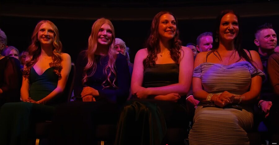 2025 WWE 명예의 전당에 등장한 트리플 H & 스테파니 맥마흔의 딸들_2.jpg