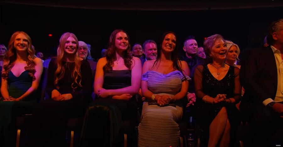 2025 WWE 명예의 전당에 등장한 트리플 H & 스테파니 맥마흔의 딸들_3.jpg