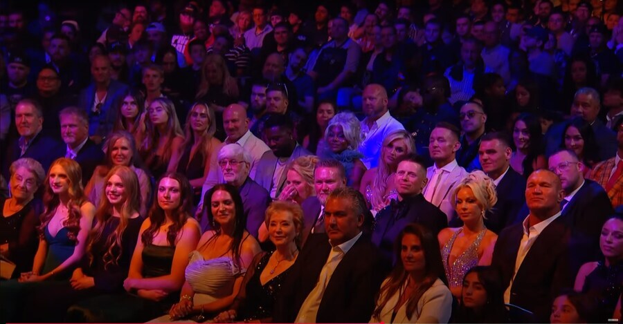 2025 WWE 명예의 전당에 등장한 트리플 H & 스테파니 맥마흔의 딸들_5.jpg