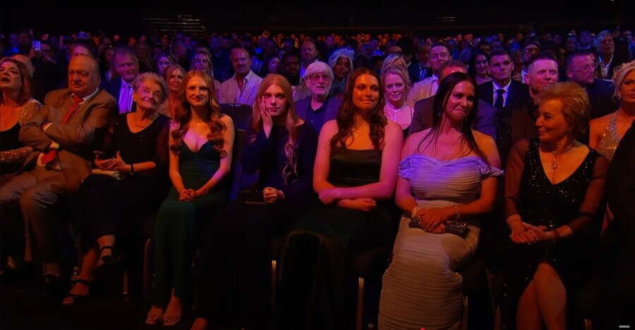 2025 WWE 명예의 전당에 등장한 트리플 H & 스테파니 맥마흔의 딸들_7.jpg