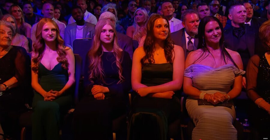 2025 WWE 명예의 전당에 등장한 트리플 H & 스테파니 맥마흔의 딸들_9.jpg