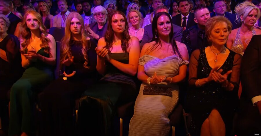 2025 WWE 명예의 전당에 등장한 트리플 H & 스테파니 맥마흔의 딸들_11.jpg