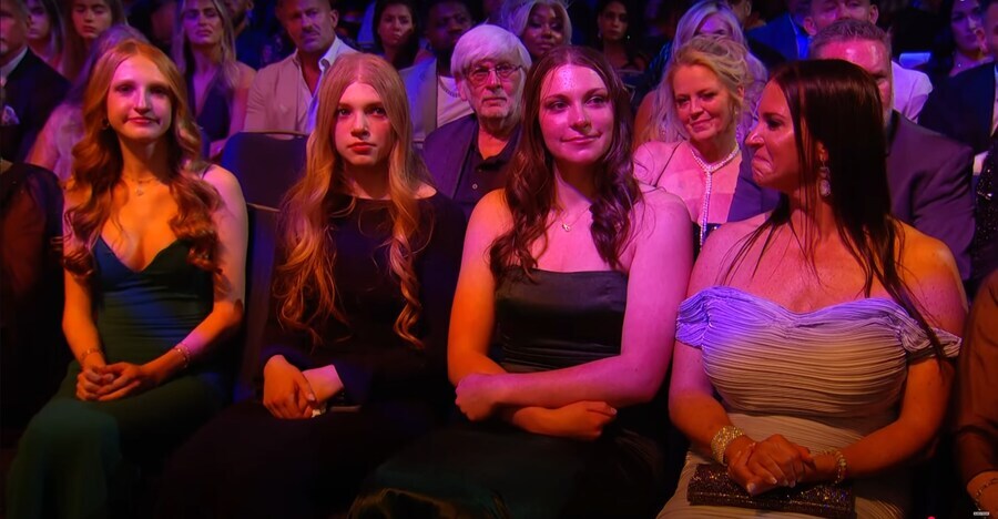 2025 WWE 명예의 전당에 등장한 트리플 H & 스테파니 맥마흔의 딸들_17.jpg