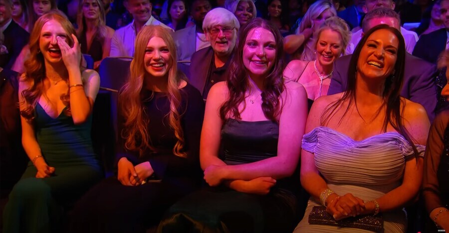 2025 WWE 명예의 전당에 등장한 트리플 H & 스테파니 맥마흔의 딸들_18.jpg