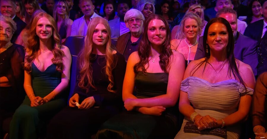 2025 WWE 명예의 전당에 등장한 트리플 H & 스테파니 맥마흔의 딸들_19.jpg