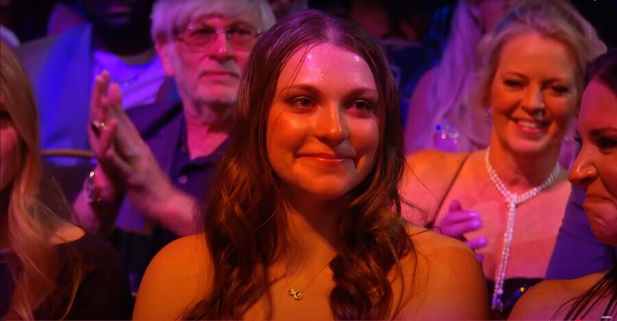 2025 WWE 명예의 전당에 등장한 트리플 H & 스테파니 맥마흔의 딸들_21.jpg