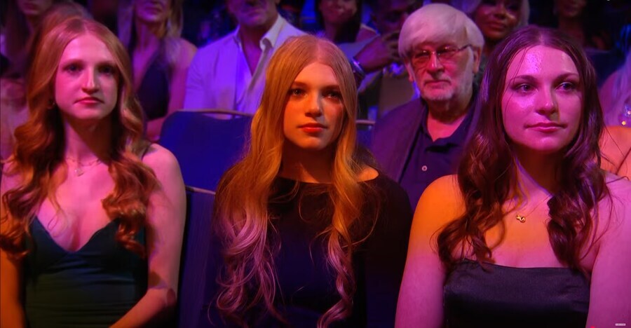 2025 WWE 명예의 전당에 등장한 트리플 H & 스테파니 맥마흔의 딸들_22.jpg