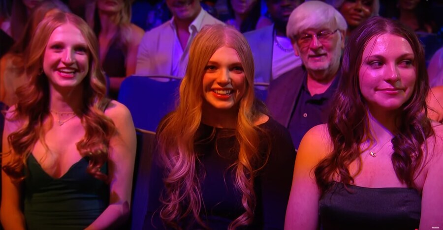 2025 WWE 명예의 전당에 등장한 트리플 H & 스테파니 맥마흔의 딸들_23.jpg