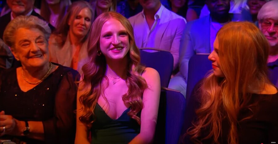 2025 WWE 명예의 전당에 등장한 트리플 H & 스테파니 맥마흔의 딸들_27.jpg