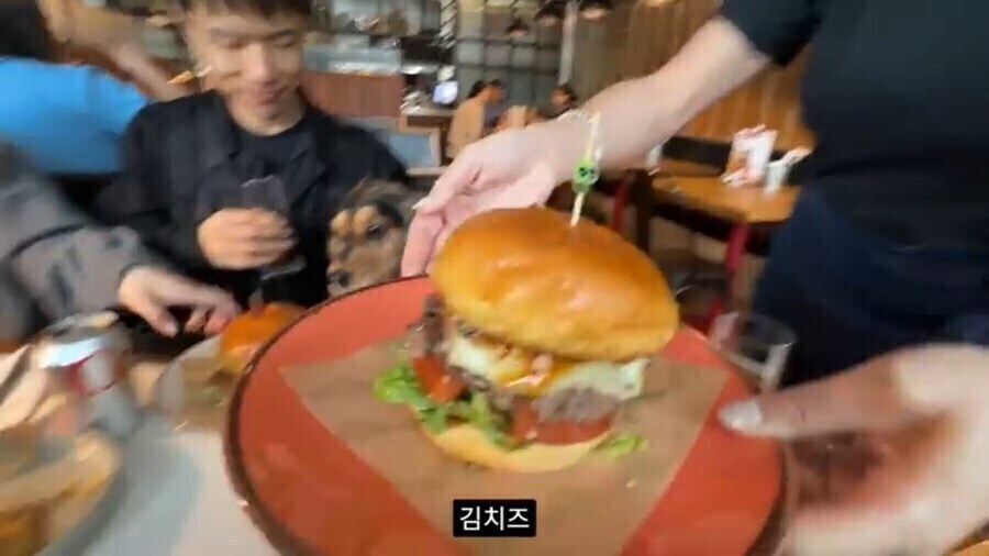 한국인 손님을 무척 부담스러워 하는 런던 햄버거집_10.jpg
