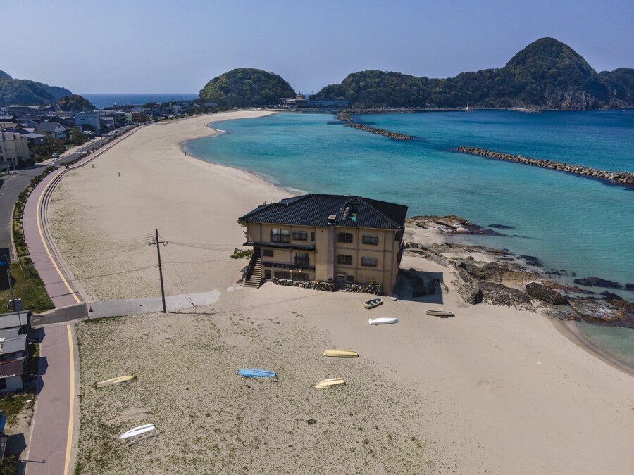 일본, 모래사장 위에 덩그러니 놓여있는 여관 폐허🏚️_1.jpg