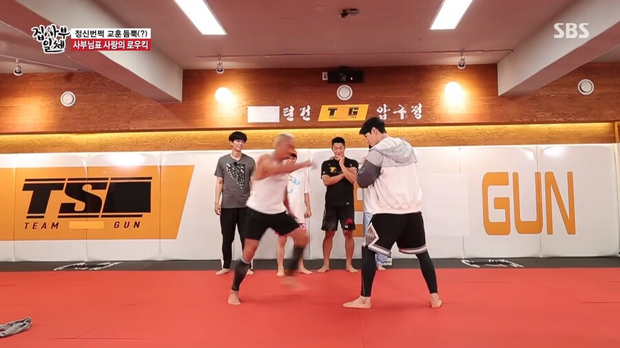 로우킥도 잘차는 차은우_12.png