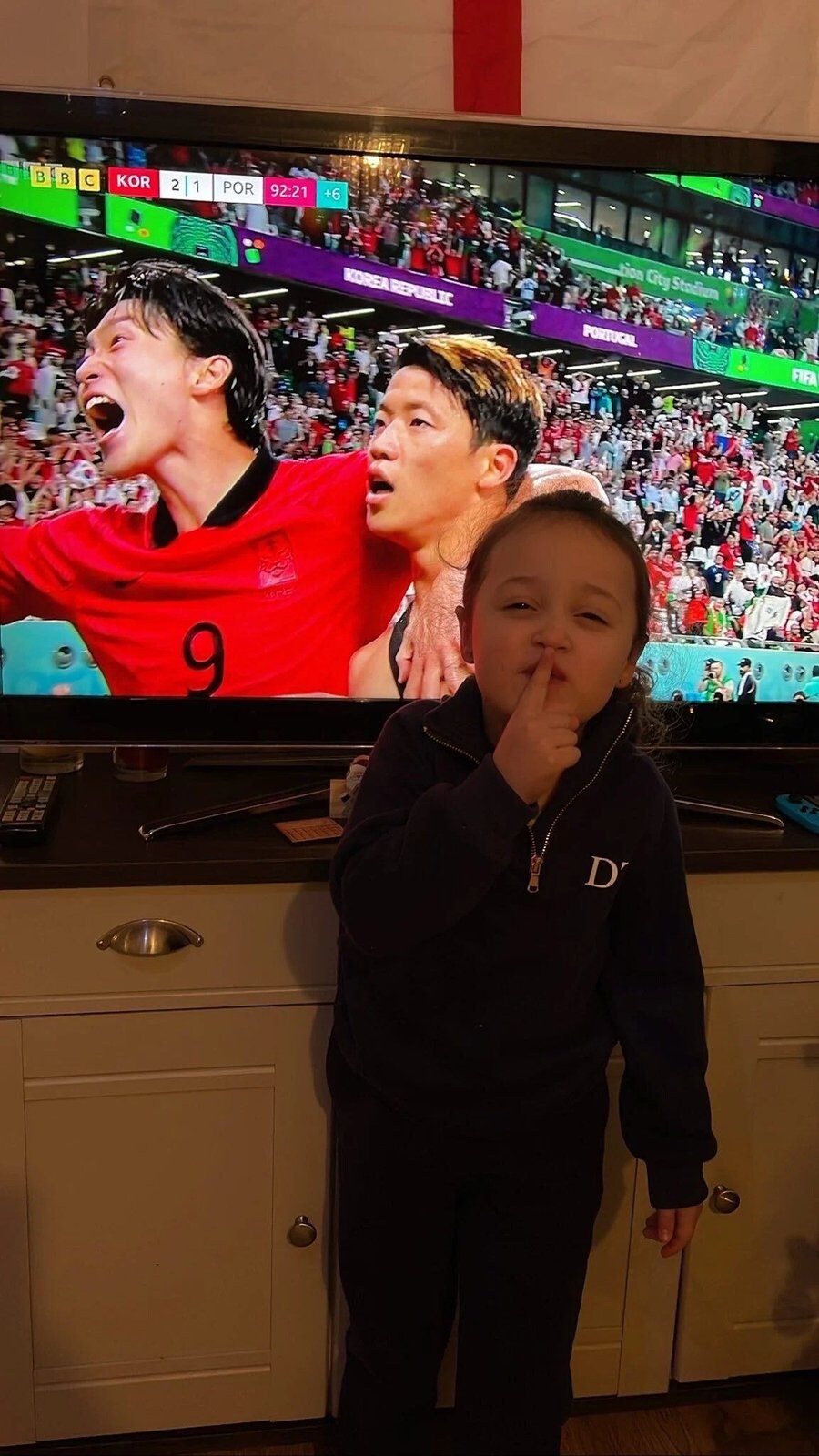 손흥민 팬서비스에 감동했던 꼬마아이.mp4_1.jpg
