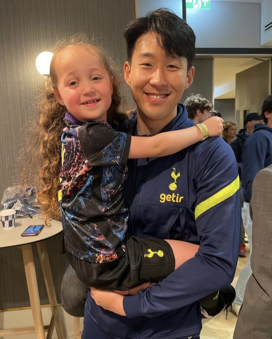 손흥민 팬서비스에 감동했던 꼬마아이.mp4_4.jpg