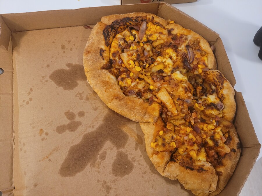 외국) 피자헛 배달왔는데 이렇게왔네.._2.jpg