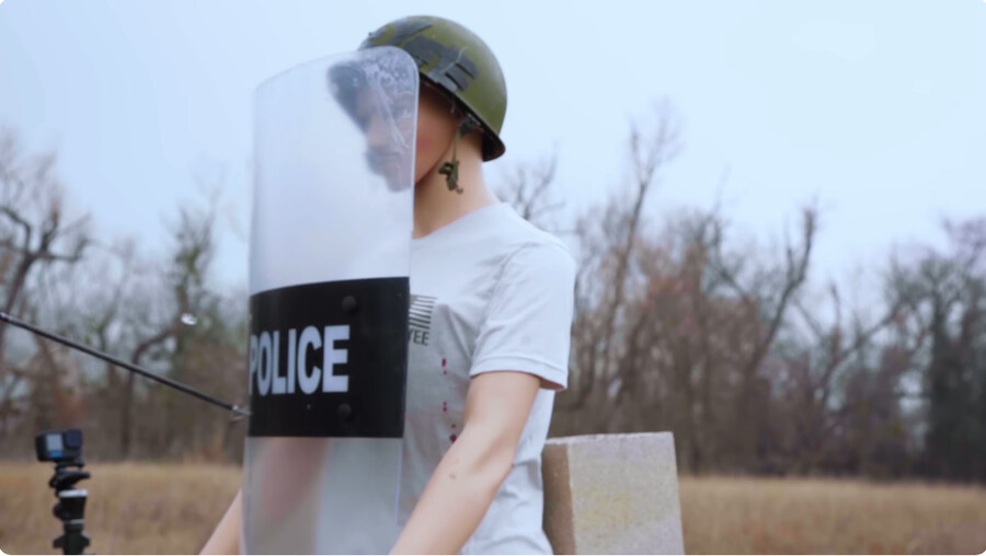 '폭동 진압 방패가 그렇게 튼튼함?'_3.jpg