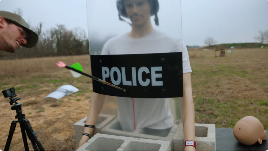 '폭동 진압 방패가 그렇게 튼튼함?'_4.jpg