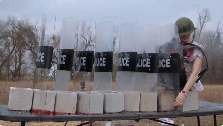 '폭동 진압 방패가 그렇게 튼튼함?'_8.jpg