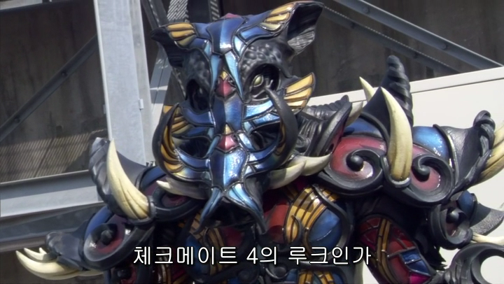 [가면라이더 키바] 괴인 싸움에 인간 난입_2.png