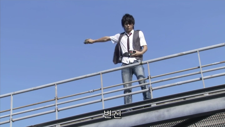 [가면라이더 키바] 괴인 싸움에 인간 난입_17.png