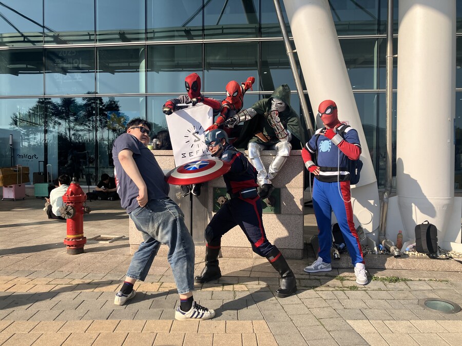 이번 플레이엑스포 코스프레분들이랑 찍은거_1.jpg