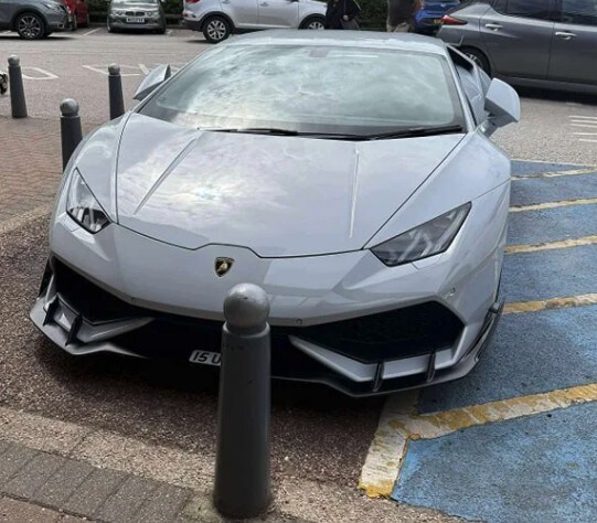 3.5억짜리 람보르기니라고 장애인칸에 주차한 인성봐라.. jpg_1.jpg