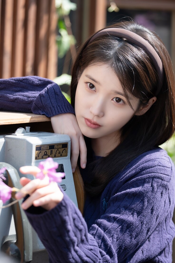 멜론 매거진, 아이유 [꽃갈피 셋] 자켓 촬영 현장_1.jpg