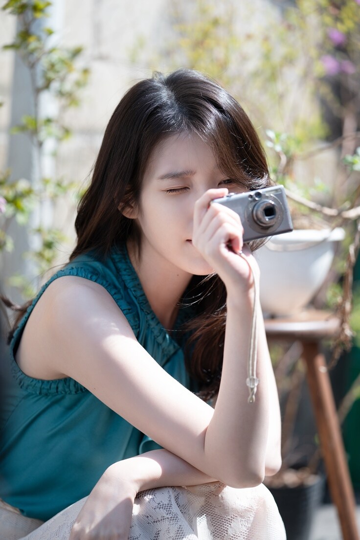 멜론 매거진, 아이유 [꽃갈피 셋] 자켓 촬영 현장_11.jpg
