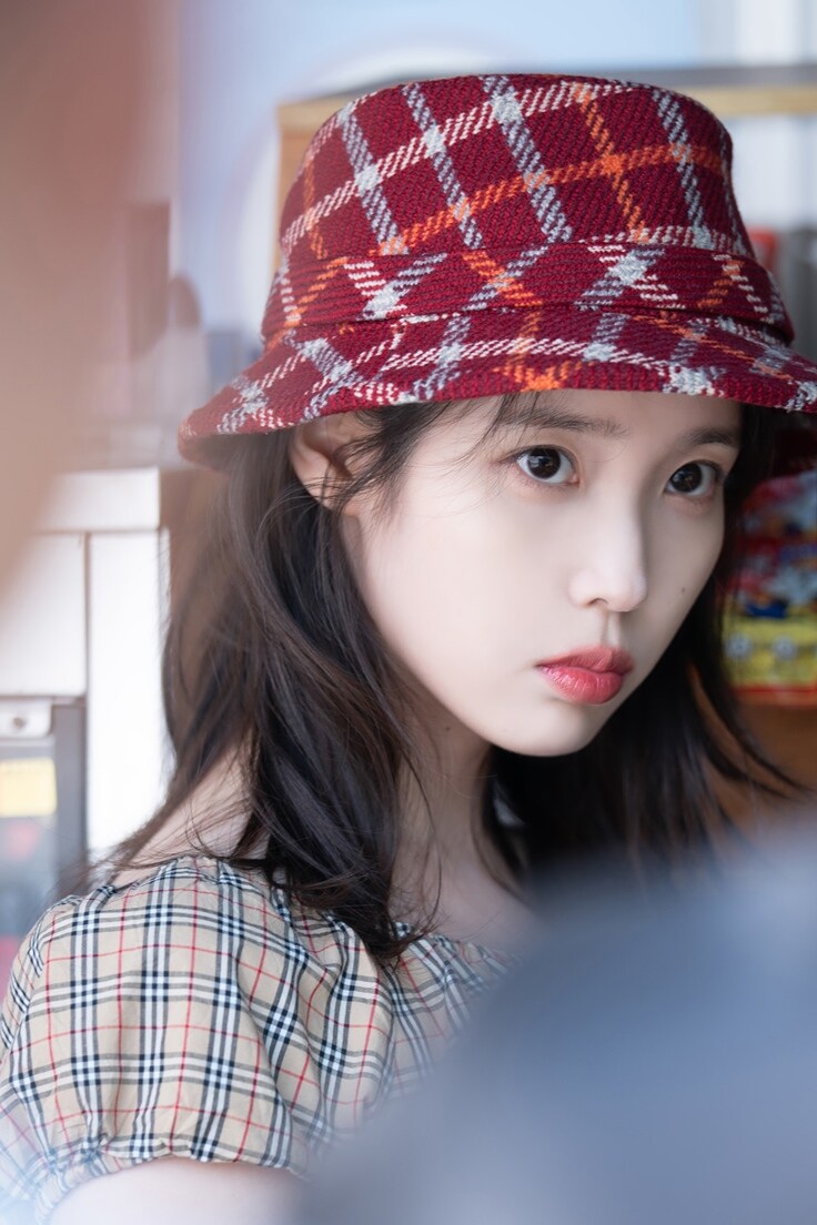 멜론 매거진, 아이유 [꽃갈피 셋] 자켓 촬영 현장_18.jpg