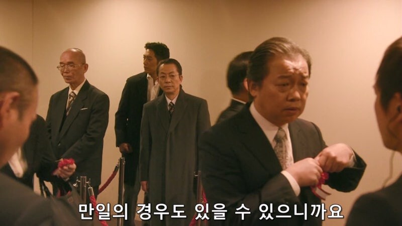 경비원 : 경찰이시라고요? 경찰수첩을 보여주시죠_3.jpg