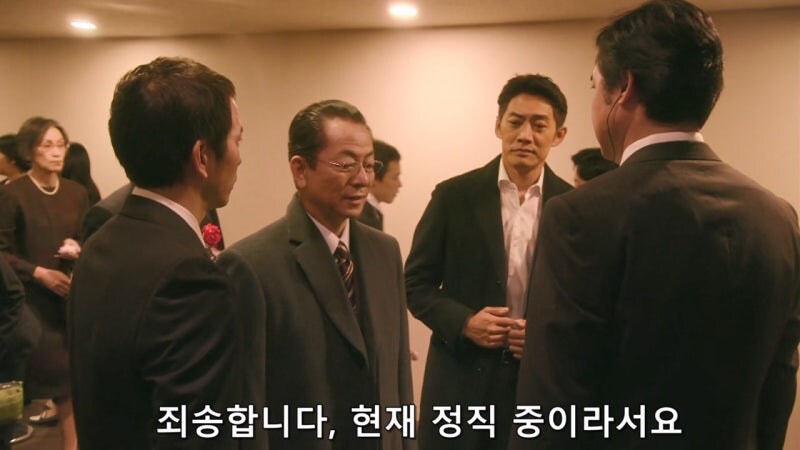 경비원 : 경찰이시라고요? 경찰수첩을 보여주시죠_12.jpg