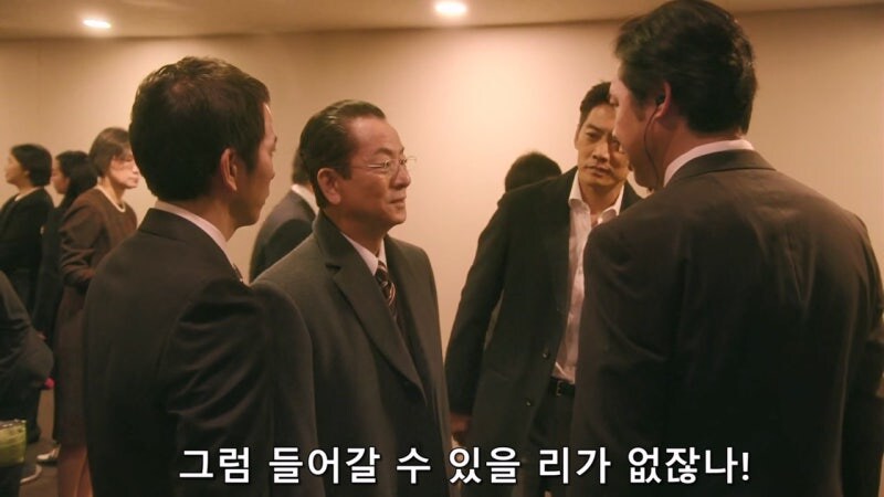 경비원 : 경찰이시라고요? 경찰수첩을 보여주시죠_13.jpg