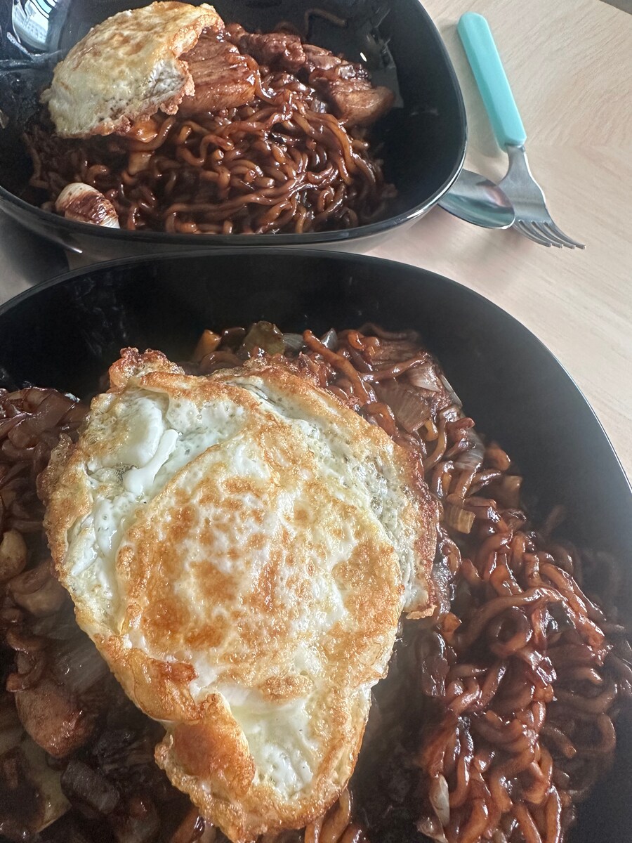 주말의 아빠 코스요리-짜장라면과 가문어 구이_6.png