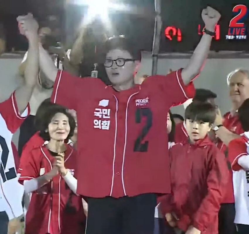 한동훈 전 대표 손 잡은 김문수 대선후보_1.jpg