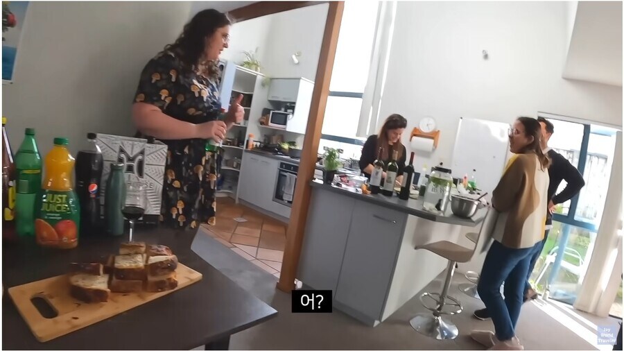 소주를 좋아하는 서양 누님_1.jpg