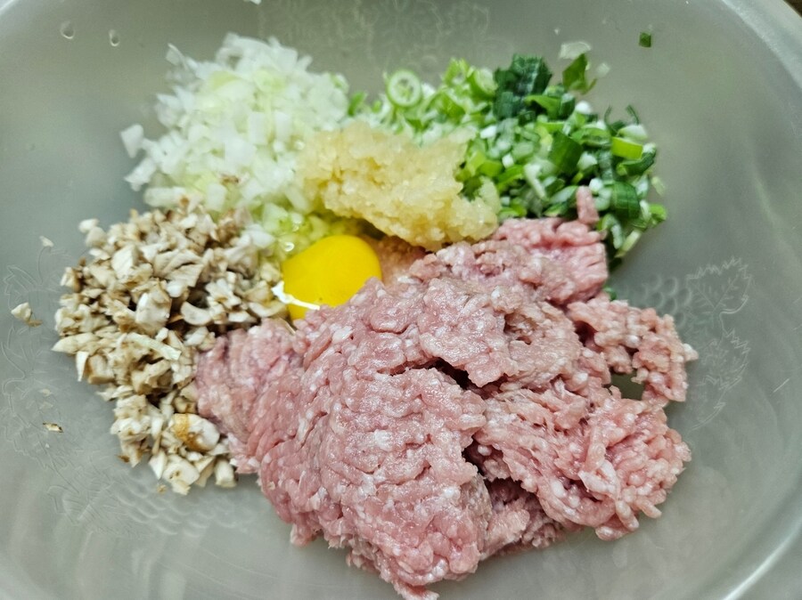 직장에서 3천원으로 해먹는 점심 깻잎만두 표고버섯후라이_3.jpg