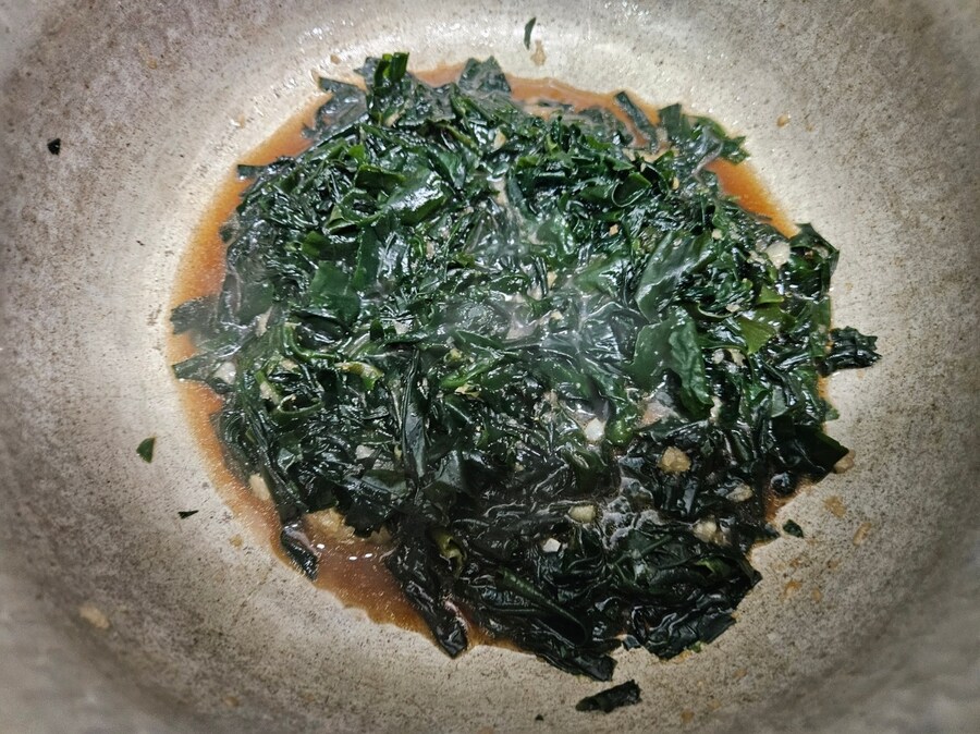 직장에서 3천원으로 해먹는 점심 깻잎만두 표고버섯후라이_5.jpg