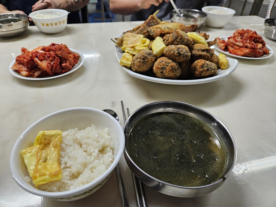 직장에서 3천원으로 해먹는 점심 깻잎만두 표고버섯후라이_10.jpg