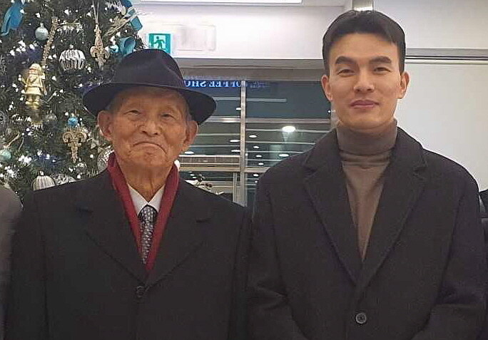 98세 6·25 조종사 프로야구 ‘시구’…‘시타’는 전우의 손자 조종사_1.jpg