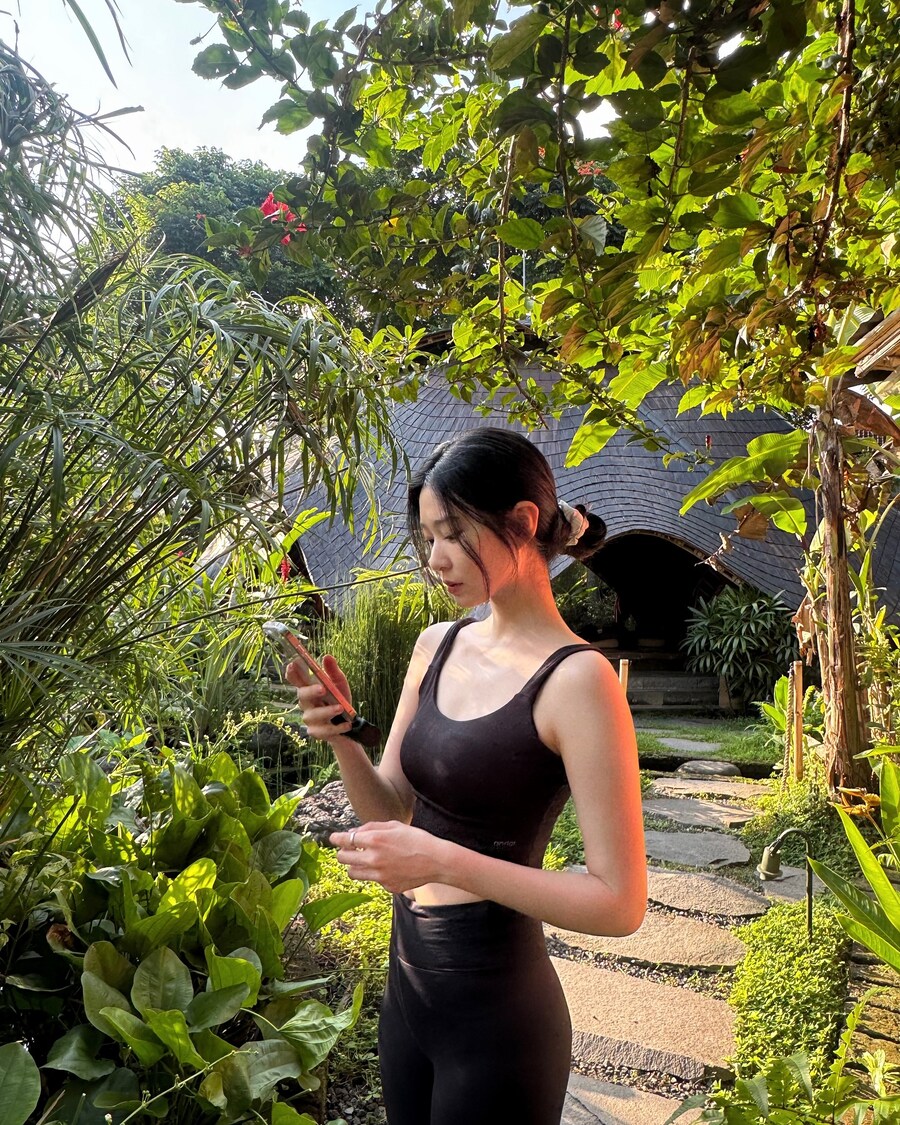 권은비X김민주, 이 몸매 무슨 일..비키니 입고 탄탄한 몸매_10.jpg