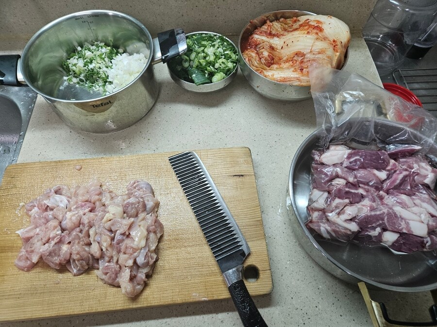 직장에서 3천원으로 해먹는 점심 닭고기완자전 돼지고기김치찌개_2.jpg