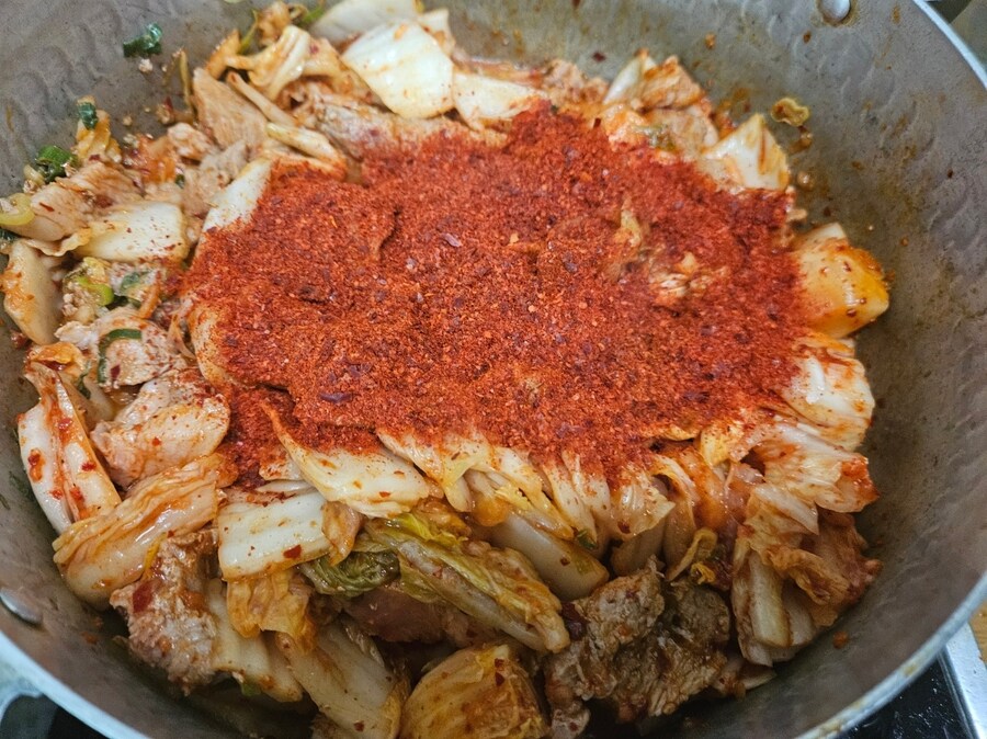 직장에서 3천원으로 해먹는 점심 닭고기완자전 돼지고기김치찌개_4.jpg