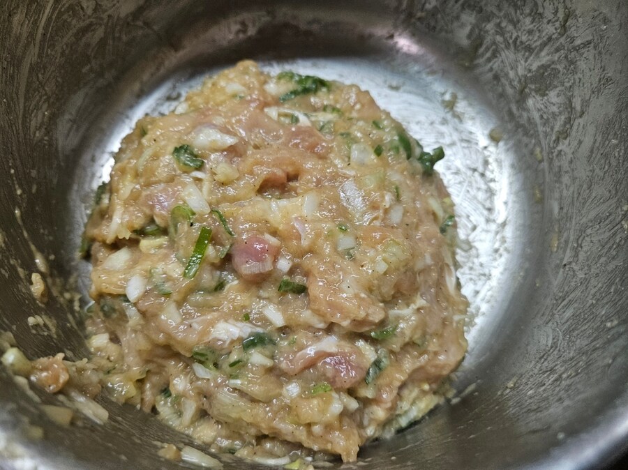 직장에서 3천원으로 해먹는 점심 닭고기완자전 돼지고기김치찌개_9.jpg