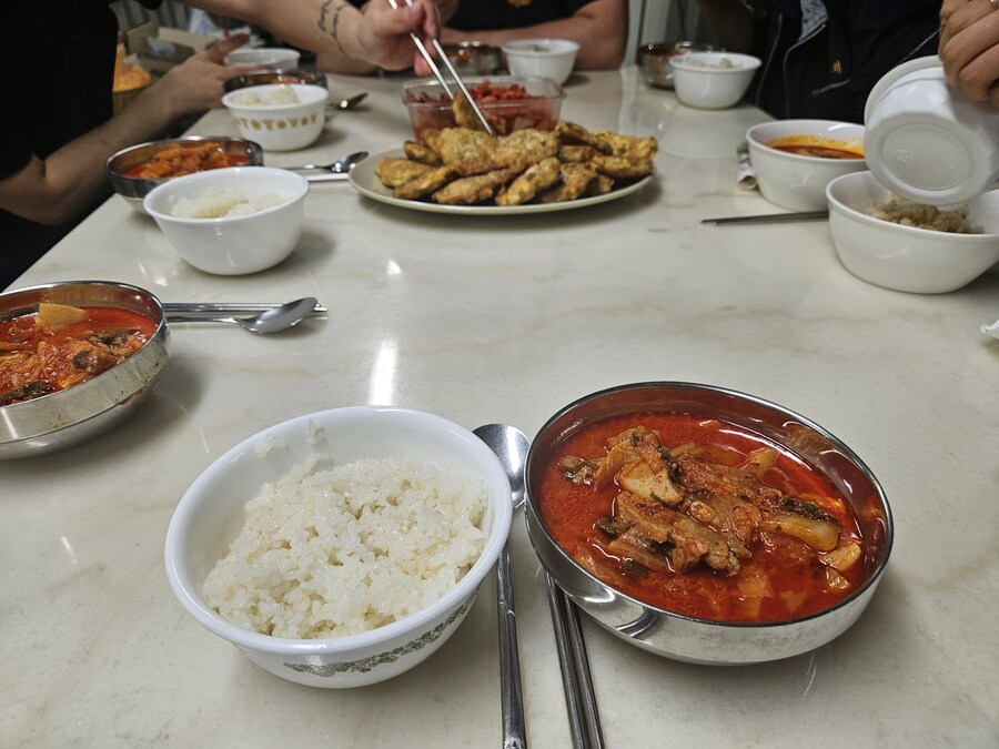 직장에서 3천원으로 해먹는 점심 닭고기완자전 돼지고기김치찌개_14.jpg