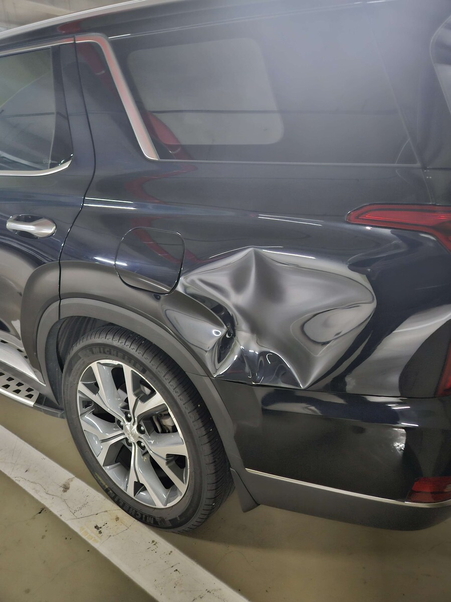 주차중인 차 뺑소니 당했네요 ㅋ_1.jpg