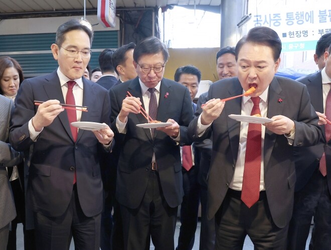 이재용 "대통령님 자서전 읽어봤습니다"… 140분 화기애애_2.jpg