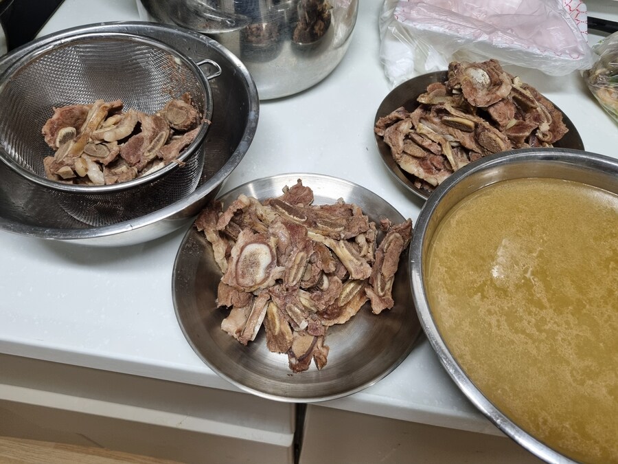 노동으로 이루어지는 순살갈비탕_2.jpg