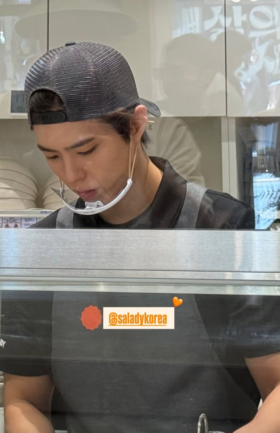 오늘 난리난 존나 잘생긴 샌드위치 가게 알바생_1.jpg