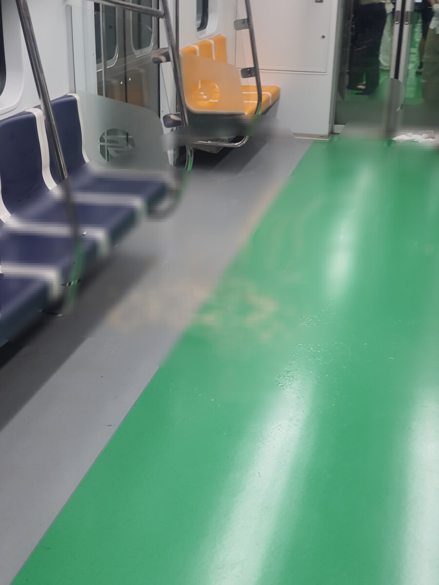 혐) 종합운동장역 전철 누가 토함 사람들 다 옆칸으로 도망감_1.jpg