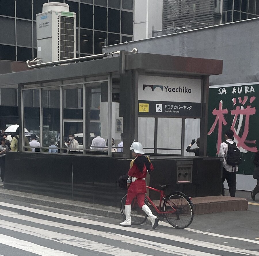 도쿄역에 나타난 붉은혜성 사야_1.png